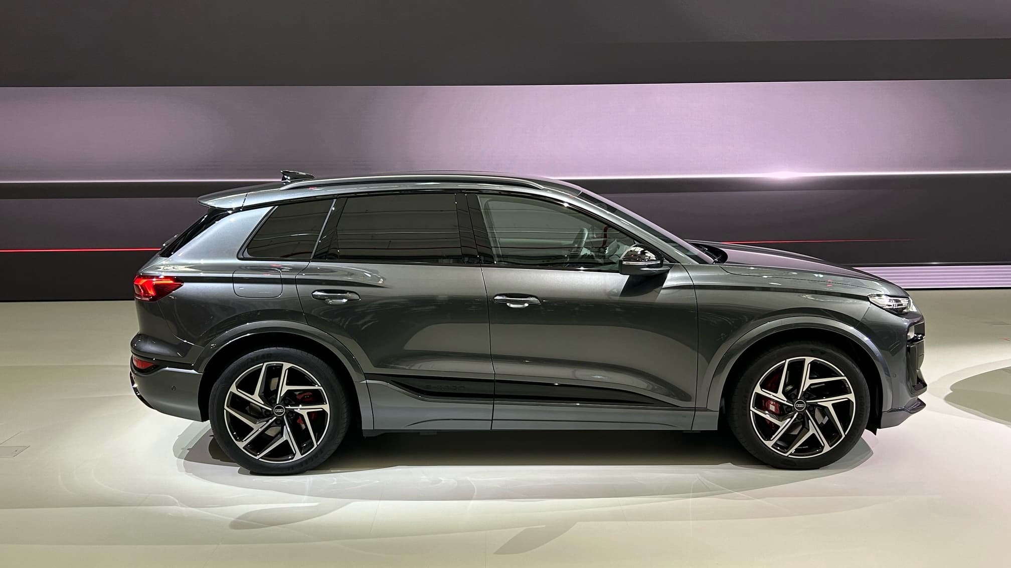 Le Q6 e-tron est un grand SUV familial de 4,77 mètres de long et 2,3 tonnes. Le Q6 e-tron est un grand SUV familial de 4,77 mètres de long et 2,3 tonnes.