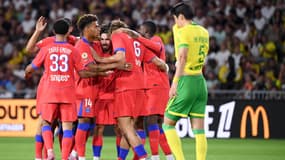 Les joueurs du PSG félicitent Vitinha pour son but contre Nantes, 17 août 2025