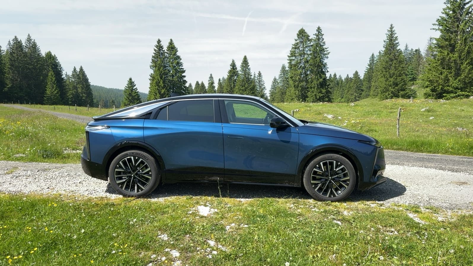 A length of 4.82 meters long for this DS N ° 8, a Coupé SUV showing a fairly low posture. A length of 4.82 meters long for this DS N ° 8, a Coupé SUV showing a fairly low posture.