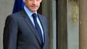 Nicolas Sarkozy sur le perron de l'Elysée, mercredi. Le chef de l'Etat s'est efforcé de rassurer les sénateurs UMP, inquiets de son impopularité et de la poussée du Front national dans les sondages, et a réitéré son intention de mener à leur terme les der