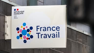 Photographie prise à Lille le 12 janvier 2024 montre le logo de « France Travail », le nouvel opérateur du service public de l'emploi français.