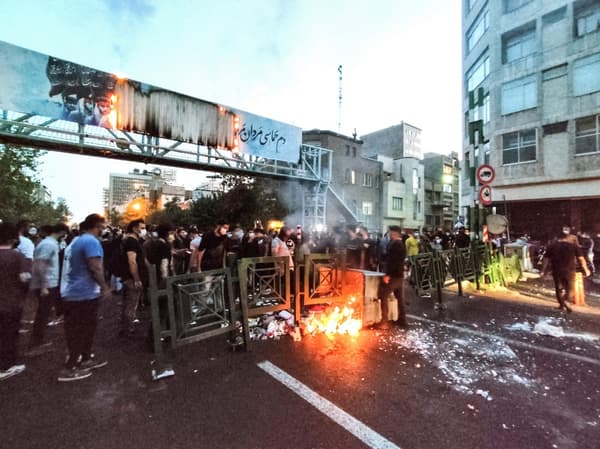 Des manifestants iraniens descendant dans les rues de la capitale Téhéran lors d'une manifestation pour Mahsa Amini, quelques jours après sa mort en garde à vue, le 21 septembre 2022.