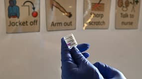 Un soignant prépare une dose de vaccin anti-covid à Hull (Royaume Uni) le 10 février 2021