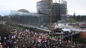 Environ 12.000 personnes selon la police, venues de toute l'Europe, ont manifesté lundi à Strasbourg en soutien avec les manifestants iraniens