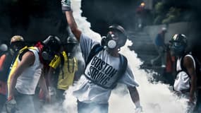 Des manifestants anti-Maduro affrontent les forces de l'ordre le 21 mai 2017 à Caracas où un jeune de 23 ans a été tué par balle samedi