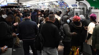 Des voyageurs sur le quai du métro à la station Saint-Lazare lors d'une grève, le 10 novembre 2022.