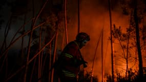 Un pompier combat les flammes à Casais do Vento, dans la région de l'Alvaiazere, au Portugal, le 10 juillet 2022