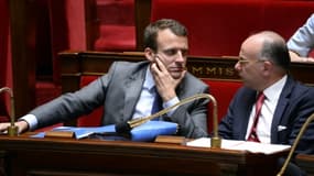Le ministre de l'Economie, Emmanuel Macron (g) et celui de l'Intérieur, Bernard Cazeneuve, le 18 juin 2015 à l'Assemblée nationale