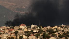 De la fumée se répand dans le village de Khiam, au Liban, le 23 août 2024, après des bombardements d'Israël. 
