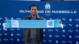 Quinten Timber avec une écharpe de l'OM pour sa signature à Marseille, le 21 janvier 2026