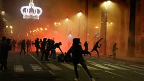 Des manifestants en train de jeter des pierres devant la préfecture à Ajaccio ce mercredi soir.