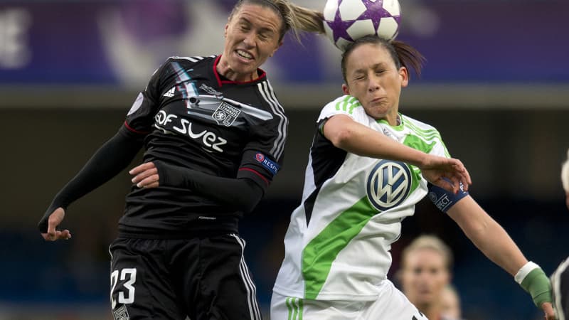 Camille Abily en duel avec Nadine Kessler