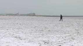 La plage de Dunkerque enneigée. 