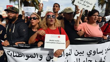 Des Tunisiens manifestent pour demander la modification des lois régissant l'héritage, le 10 mars 2018 à Tunis.