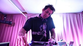 Mark Ronson se produit sur scène lors de la soirée Night People : An Evening with Spotify Audiobooks au Night Club 101, le 19 septembre 2025 à New York.
