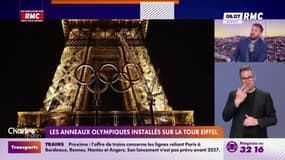 Les anneaux olympiques installés sur la Tour Eiffel