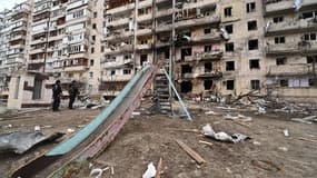 Un immeuble résidentiel endommagé de la rue Koshytsa, dans la banlieue de la capitale ukrainienne Kiev, le 25 février 2022.