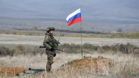 Un soldat russe patrouille au point de contrôle à l'extérieur d'Askeran, le 20 novembre 2020.