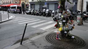 Des fleurs en hommage à la victime d'une attaque terroriste près d'Opéra à Paris le 16 mai 2018