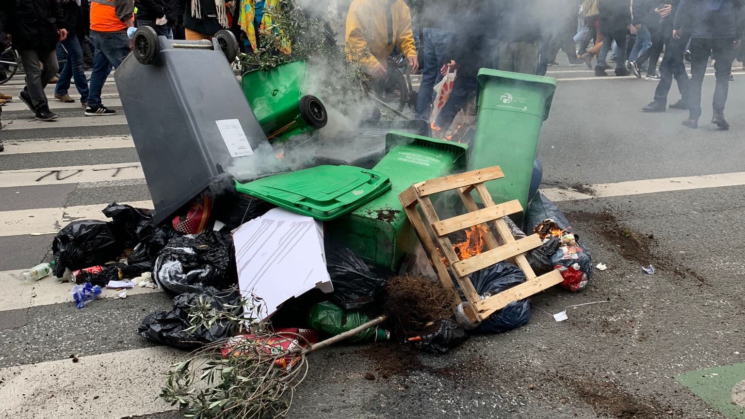 Un feu de poubelles - Alfred Aurenche Un feu de poubelles - Alfred Aurenche