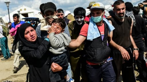 Des migrants lors d'incidents avec la police macédonienne le 10 avril 2016 à Idomeni