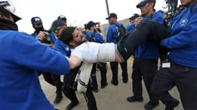 La police israélienne porte un manifestant opposé à l'évacuation dans la colonie d'Ofra, en Cisjordanie, le 28 février 2017