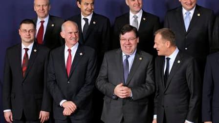 Photo de famille des dirigeants européens à Bruxelles. Les Vingt-Sept planchaient vendredi sur une réponse globale à la crise en zone euro, dont ils espèrent définir les grandes orientations politiques en vue d'en présenter le détail fin mars. /Photo pris