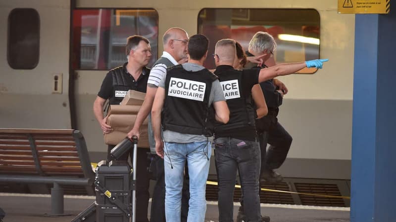 Des policiers sur le quai de la gare d'Arras, après l'attaque du Thalys, le 21 août