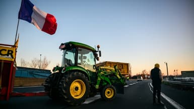 Des agriculteurs bloquent la M7 dans le cadre d'actions organisées à l'appel de la Coordination rurale, le 5 janvier 2026 à Lyon (Rhône)