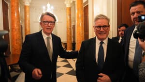 Le Premier ministre britannique Keir Starmer s'entretient avec l'ambassadeur britannique aux États-Unis Peter Mandelson lors d'une réception de bienvenue à la résidence de l'ambassadeur, le 26 février 2025 à Washington, DC.
