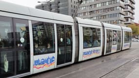 La ligne de tram T2 dans le quartier de la Confluence, à Lyon.