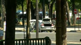 Une voiture a foncé sur une camionnette de la gendarmerie sur les Champs-Élysées, à Paris, le 19 juin 2017