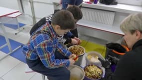 Artem et un ami en pleine corvée d'épluchage de pommes de terre, Lviv