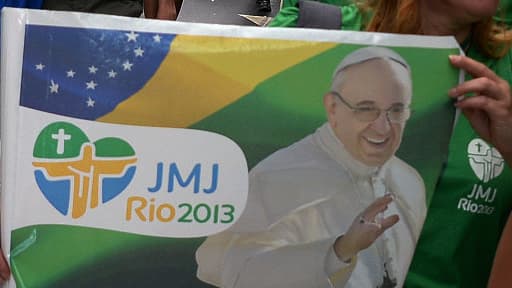 La foule se presse vers la plage de Copacabana à Rio de Janeiro