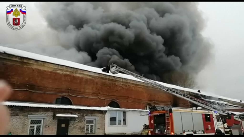 Russie: un important incendie dans un entrepôt du centre de moscou