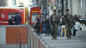 Des militaires dans la rue de l'explosion, dans le 2e arrondissement lyonnais.