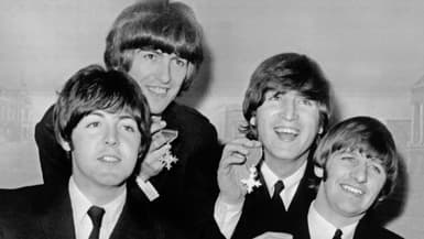 Les Beatles lors d'une conférence de presse le 26 Octobre 1965 à Buckingham Palace