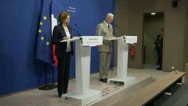 La ministre des Armées Florence Parly et le chef d'État Major des Armées, le général François Lecointre, lors de la conférence de presse concernant la libération de quatre otages au Burkina Faso le 10 mai 2019