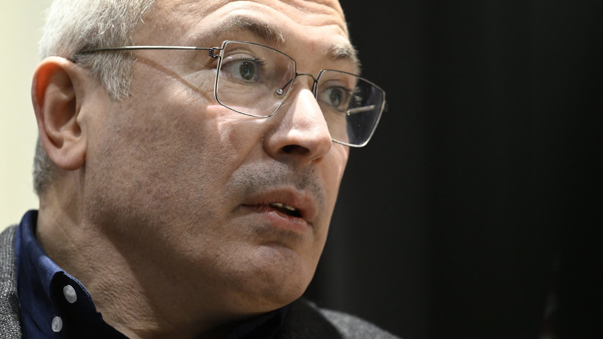 L'ancien oligarque russe en exil et figure de l'opposition Mikhaïl Khodorkovski s'adresse aux médias en marge d'un rassemblement de soutien à l'Ukraine, à l'occasion du deuxième anniversaire de l'invasion militaire de l'Ukraine par la Russie, à Helsinki, le 25 février 2024. L'ancien oligarque russe en exil et figure de l'opposition Mikhaïl Khodorkovski s'adresse aux médias en marge d'un rassemblement de soutien à l'Ukraine, à l'occasion du deuxième anniversaire de l'invasion militaire de l'Ukraine par la Russie, à Helsinki, le 25 février 2024.