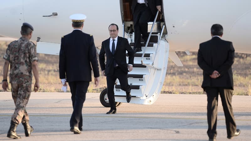 François Hollande, arrive sur la base militaire du Prince Hassan, à quelque 100 kilomètres de la capitale jordanienne Amman, le 19 avril 2016.