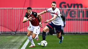 Youcef Atal (à gauche) au duel avec Elbasan Rashani lors de Nice-Clermont en L1, le 6 février 2022