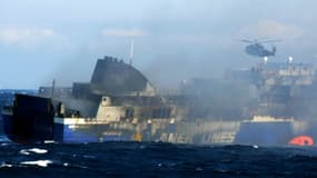 Un hélicoptère vient secourir les passagers prisonniers du ferry Norman Atlantic en feu, lundi 29 décembre.