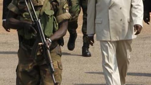 Le président centrafricain, François Bozizé (à droite), a appelé mardi les rebelles de la Séléka à déposer les armes et à le laisser mener son mandat de chef de l'Etat jusqu'à son terme en 2016. /Photo prise le 30 décembre 2012/REUTERS/Luc Gnago