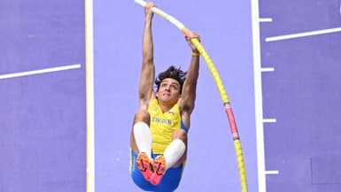 L'athlète suédois Armand Duplantis participe aux qualifications du saut à la perche pour l'épreuve d'athlétisme des Jeux Olympiques de Paris 2024 au Stade de France à Saint-Denis, au nord de Paris, le 3 août 2024