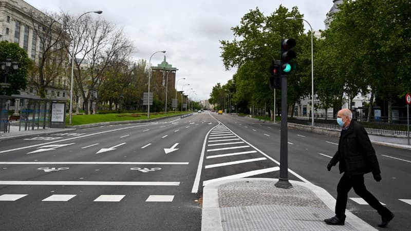 Un homme portant un masque dans les rues de Madrid, le 21 avril 2020