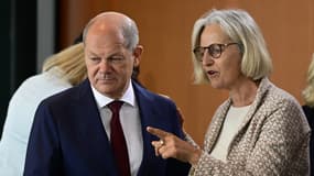 Le chancelier allemand Olaf Scholz s'entretient avec la porte-parole adjointe du gouvernement Christiane Hoffmann avant le début de la réunion hebdomadaire du cabinet, le 6 juillet 2022 à la Chancellerie à Berlin.
