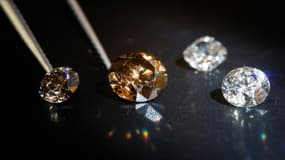 La technique utilisée par Diam Concept consiste à placer des lamelles de diamant dans un "réacteur" où sont introduits hydrogène et méthane qui, à très haute température, font cristalliser couche par couche les atomes de carbone.