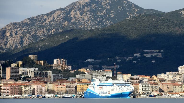 Vue d'Ajaccio, capitale de la Corse, et du ferry "Piana" le 9 février 2023
