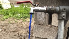 Un liquide bleu s'écoule du point d'eau du campement de migrants de Loon-Plage