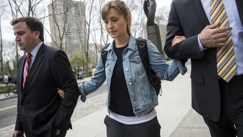 L'actrice Allison Mack à sa sortie de la cour de justice à New York, le 24 avril 2018
